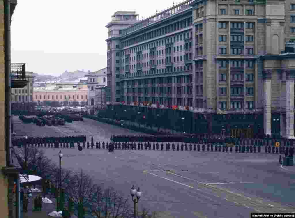 Эту фотографию сталинского кортежа,&nbsp;продвигающегося к Красной площади, снял 9 марта&nbsp;с балкона посольства США майор армии США Мартин Манхофф (Martin Manhoff).