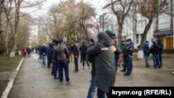 Местные жители пришли под здание суда, чтобы поддержать задержанного, 18 января 2018 года