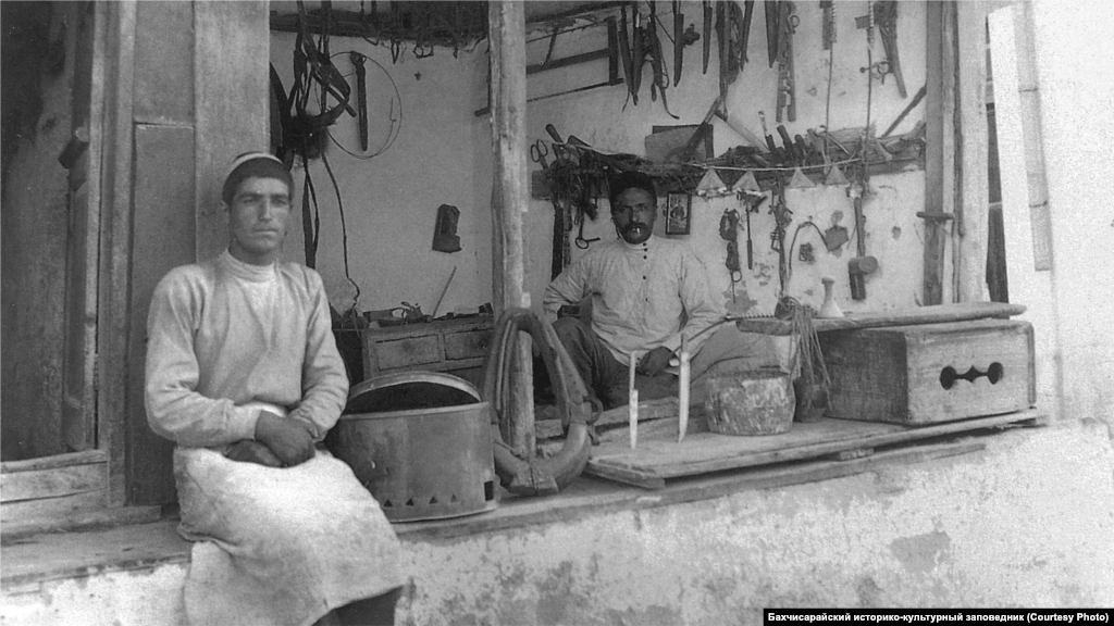 Лавка шорника. Бахчисарай, 1920-ые. Коневодство играло колоссальную роль в крымскотатарском обществе, а лошадям всегда требовалась сбруя. В период Крымского ханства &laquo;столицей&raquo; шорников был Карасубазар