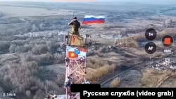 Кадр видео с дрона: российский солдат с флагом на вышке в деревне Малая Локня, Курская область РФ. 10 марта 2025 года