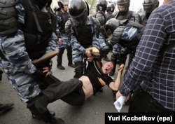 Полиция задерживает участника протеста, Москва, 12 июня 2017 года